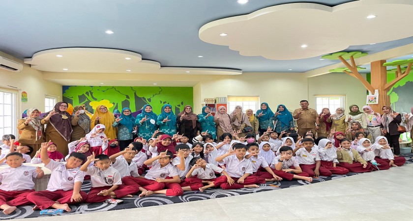 Segenap Siswa Kelas 4 SD Pertiwi Makassar Mengunjungi Perpustakaan Ibu dan Anak